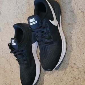 Black Nike Zoom Structure 22